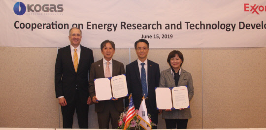 김영두 한국가스공사 사장 직무대리(오른쪽 두번째)가 지난 15일 일본 나가노현 가루이자와에서 미국 엑손모빌 기술고문 등과 '에너지 연구 및 기술개발 협약'을 체결한 뒤 기념촬영을 하고 있다. <한국가스공사 제공>